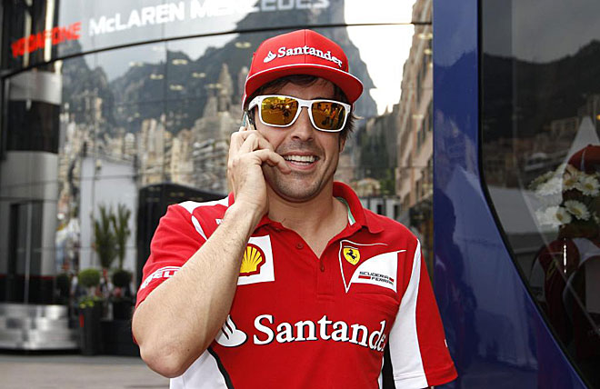 Fernando Alonso afronta con optimismo el GP de Mnaco. Llega como colder y en los primeros entrenamientos libres su Ferrari dio la talla. En la imagen, Alonso charla por telfono por las calles de Montecarlo.