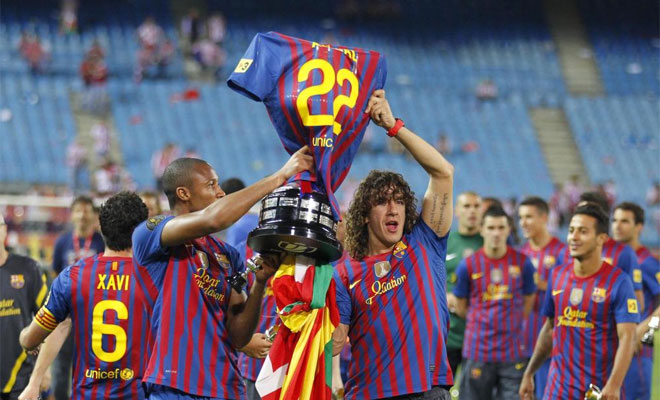 Los jugadores del Barcelona le pusieron una camiseta de Abidal al trofeo de campeones.
