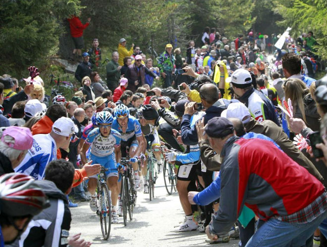 Miles de aficionados no quiseron perderse la etapa ms bonita del Giro de Italia.