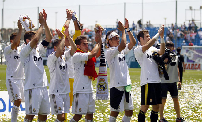Los jugadores del Real Madrid Castilla celebraron el ascenso a Segunda sobre el mismo csped del estadio Alfredo Di Stfano tras golear 5-1 al Cdiz.