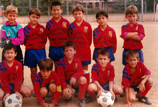 A los seis aos Jordi Alba no aguantaba estar haciendo montaas de arena en la banda y se meta en los partidos de su hermano mayor. En la imagen, el internacional aparece con el brazalete de capitn.