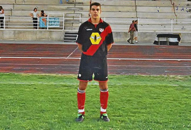 lvaro Negredo se form en Vallecas como futbolista y es el jugador ms conocido de su barrio. Comenz a jugar en la AFE hasta que el Rayo Vallecano le fich.