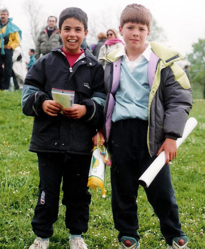 Xabi Alonso y Mikel Arteta crecieron juntos. Compartieron equipo desde muy pequeños en el Ikastola Ekintza. Los dos eran muy competitivos y en los entrenamientos tenían que estar en el mismo equipo. Se llevaban muy bien pero con el balón de por medio saltaban chispas.