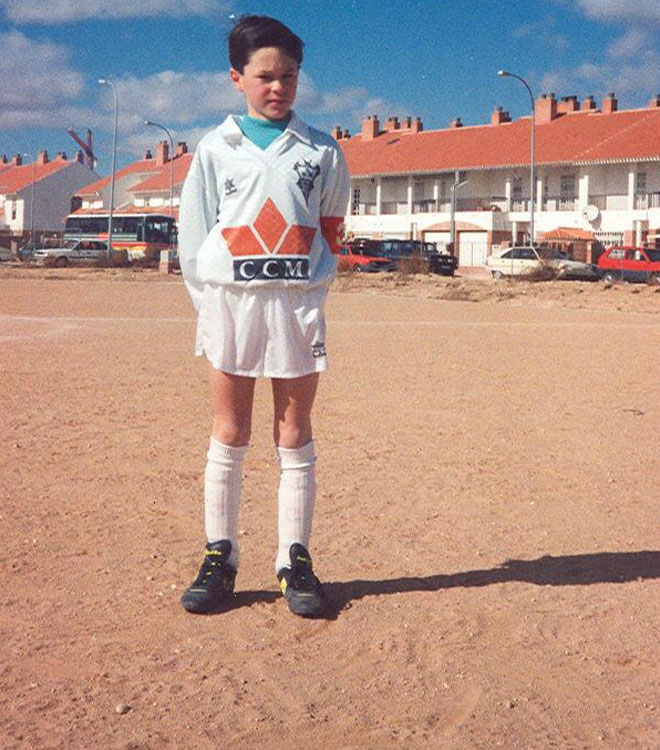 Andrs Iniesta fue admitido en el Albacete porque su padre insisti. Siempre era el ms bajito de su equipo. Sus cualidades hicieron que el Barcelona se fijara en l desde muy temprana edad.