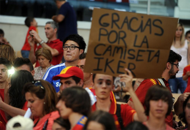 Las gradas de La Cartuja se llenaron para ver el amistoso entre Espaa y China. Este aficionado pidi la camiseta de Iker Casillas.