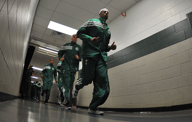 Las tripas del TD Garden, con los jugadores de los Celtics saltando al parqu, en el cuarto partido de la serie contra los Heat.
