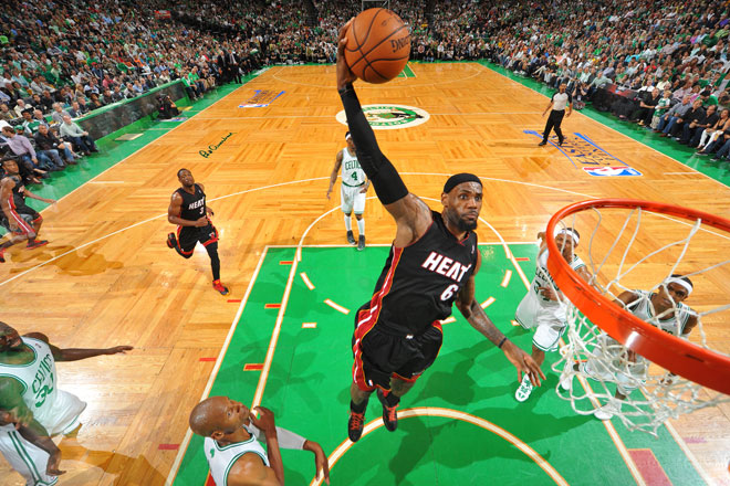 LeBron James protagoniz el mate de la noche en el cuarto partido de la serie entre Celtics y Heat.