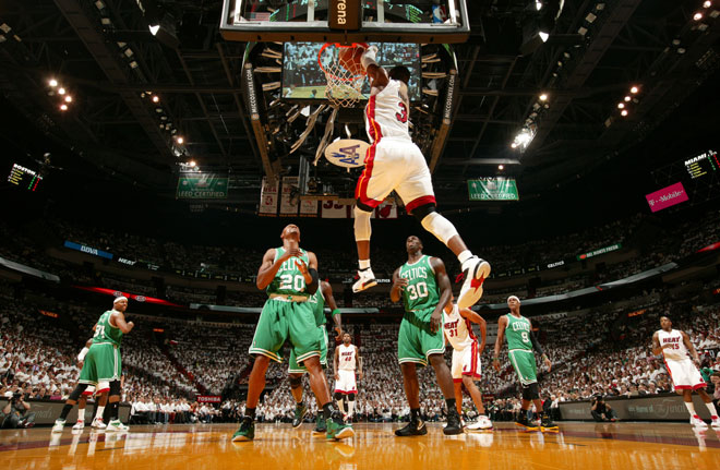 Dwyane Wade protagoniz el mate de la noche en el quinto partido de la final del Este entre Heat y Celtics.