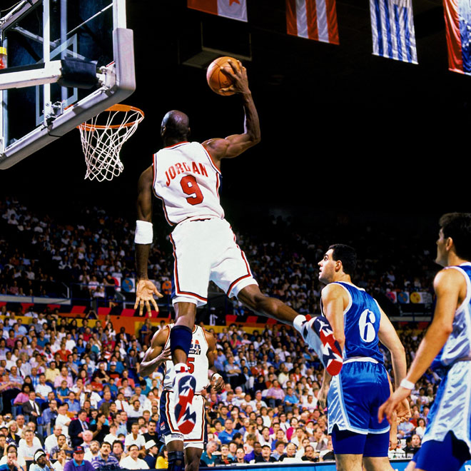 La capacidad de salto prodigiosa de Michael Jordan ha dejado como legado fotos memorables. 'Air' desafa la gravedad en esta instantnea para el recuerdo.