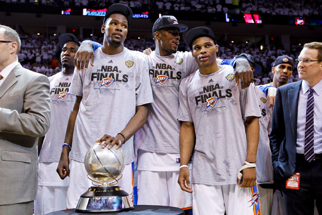 Kevin Durant, Serge Ibaka y Russell Westbrook celebrando el triunfo de los Thunder en la final del Oeste de la NBA.