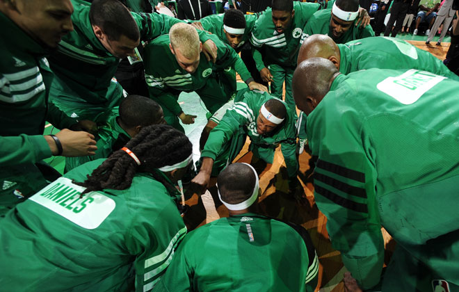 Los Celtics motivndose, con Paul Pierce como maestro de ceremonias, para afrontar el sexto partido de la serie contra los Heat.