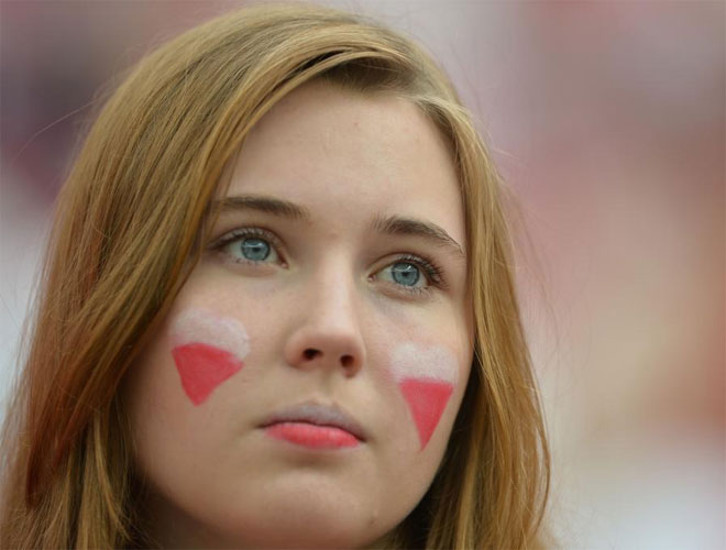 Esta aficionada polaca quiso demostrar su amor a su seleccin pintndose dos bonitos corazones en la cara