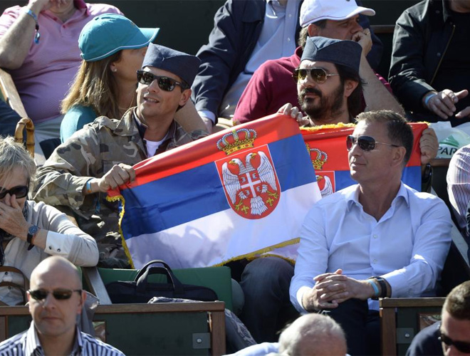 Aficionados serbios sacaron una bandera para animar a su compatriota.