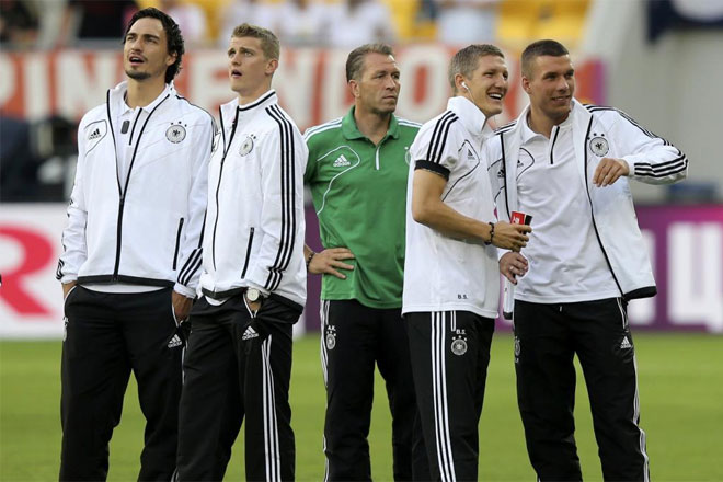 Los jugadores de Alemania pisaron el csped del Arena Lviv antes de salir a calentar para ver el escenario del partido