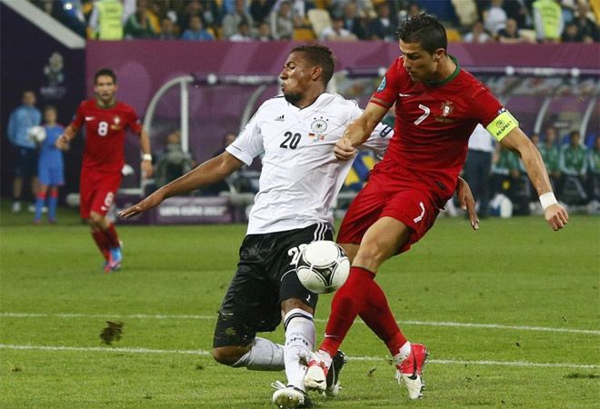 En la imagen, Boateng impide un remate de Ronaldo, que no jug su mejor partido.