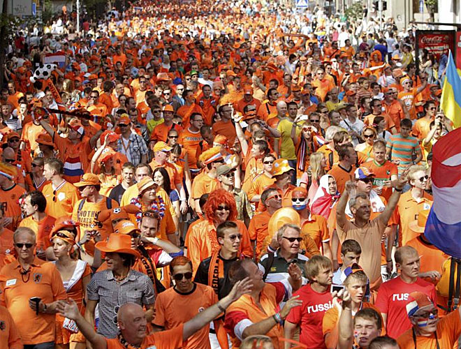 Numerosos aficionados quieren arropar a los suyos y tiñeron el estadio ucraniano de naranja.