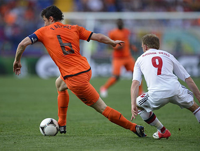 Van Bommel ofrece oficio a su equipo para acompañar a los Robben, Van Persie, Sneijder y compañía.