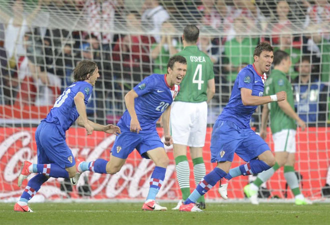 Un error en cadena de Irlanda supuso el primer gol de la noche. Mandzukic remat de cabeza fuera de marca.