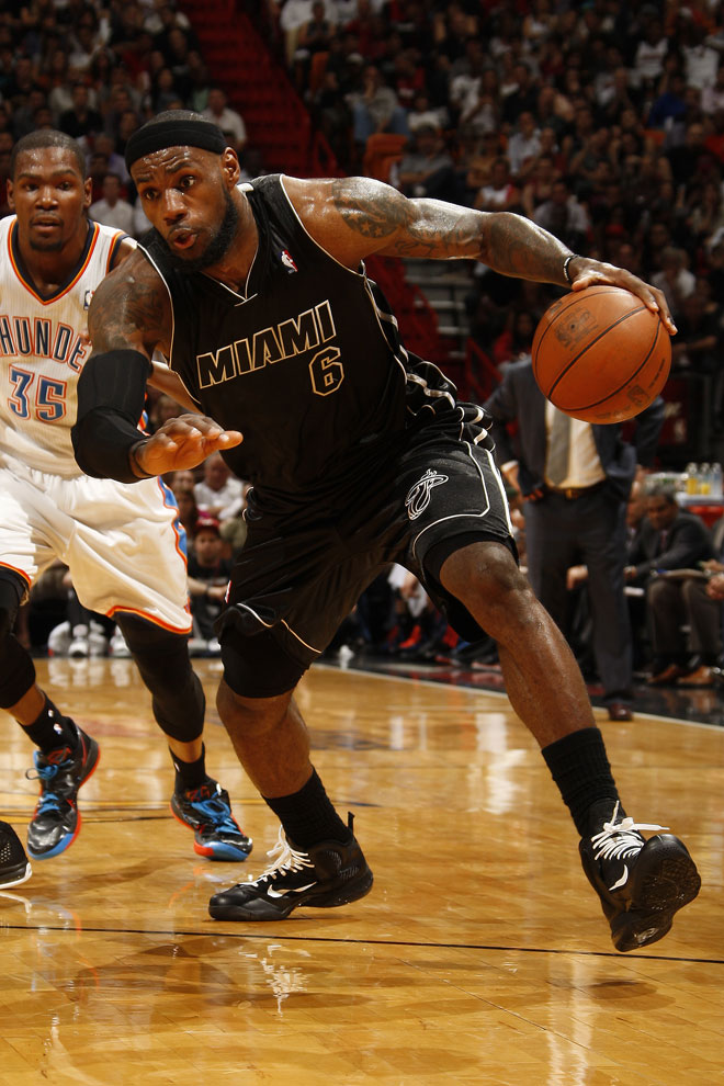 La rivalidad entre la estrella de los Heat y la de los Thunder promete alcanzar cotas de leyenda. El MVP de la liga (James) se mide al mximo anotador (Durant).