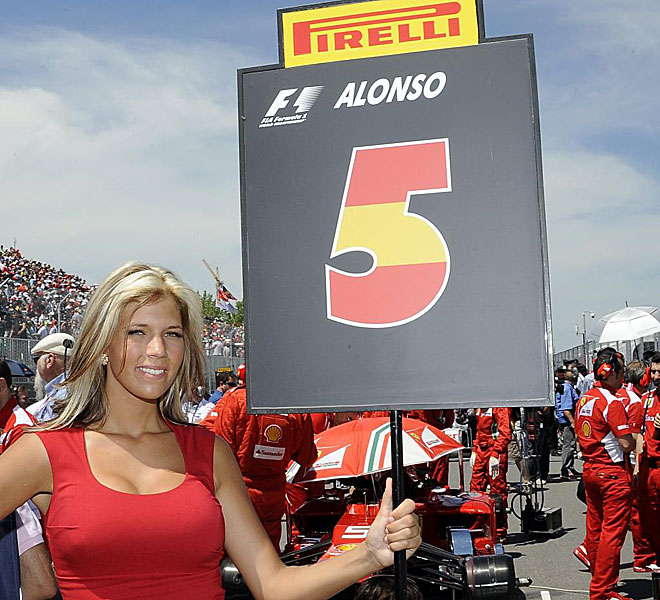 Esta bella chica port el cartel de Alonso en la parrilla de salida.