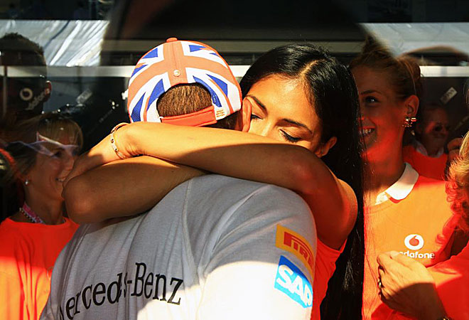 Lewis Hamilton recibi el abrazo efusivo de su novia tras ganar en Canad.