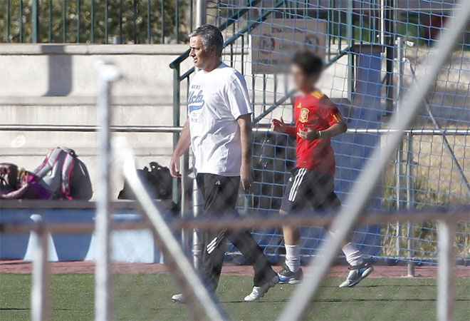 Jos Mourinho particip este lunes en un partido padres contra hijos en el campo del San Roque de Barajas (Madrid).
