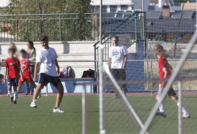 Jos Mourinho particip este lunes en un partido padres contra hijos del Canillas en el campo del San Roque de Barajas (Madrid).
