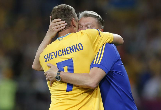 Blokhin abraz a Shevchenko, hroe del partido, por todo el pas.