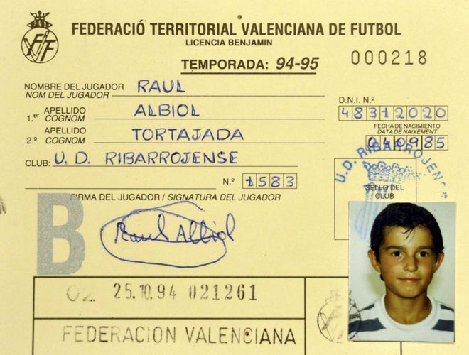 Esta fue una de las primeras fichas federativas de Ral Albiol con el Ribarroja CF. Albiol comenz la temporada 94/95 con nueve aos recin cumplidos.