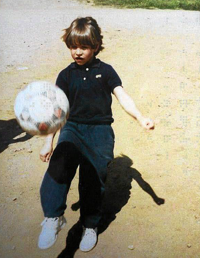 Sergio Ramos da toques a una pelota durante su infancia.
