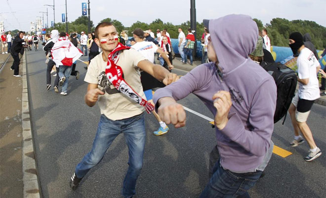 Grupos de aficionados polacos y rusos se enfrentaron en la previa del partido