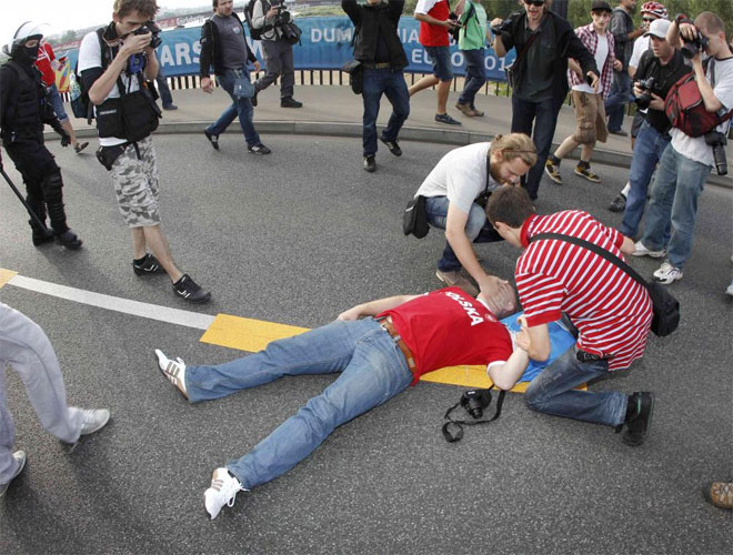 En la imagen, un hombre tendido en el suelo durante los incidentes.