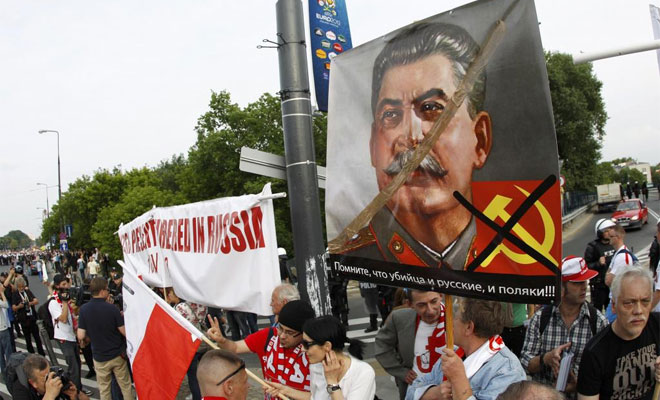 Un grupo de polacos protest con pancartas por la opresin que sufri su pas durante la poca de la URSS.