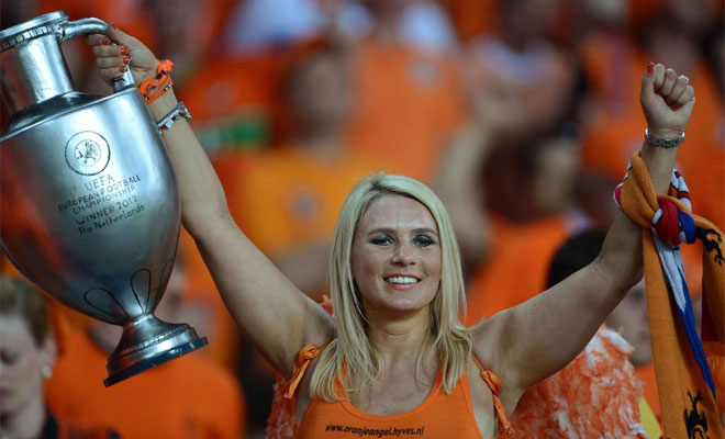 Una aficionada holandesa, en la previa del partido.