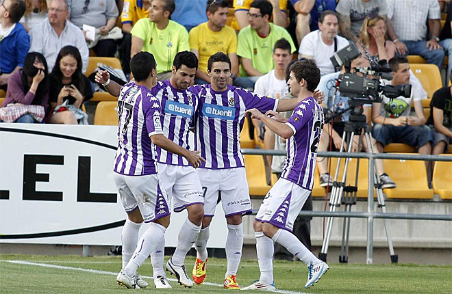 Los jugadores del Valladolid celebran el gol marcado por Javi Guerra que les acerca al ascenso.
