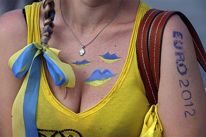 Una aficionada ucraniana manda besos con los colores de la bandera de su pas.