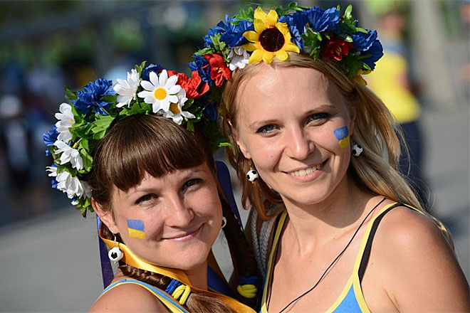 Por lo visto en las fotos que llegan desde Donetsk, estos tocados florales estn muy de moda entre las hinchas locales.