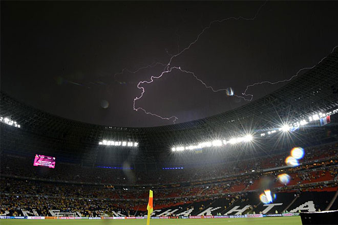 No se debe jugar al ftbol con una tormenta porque los rayos pueden poner en peligro a los jugadores.