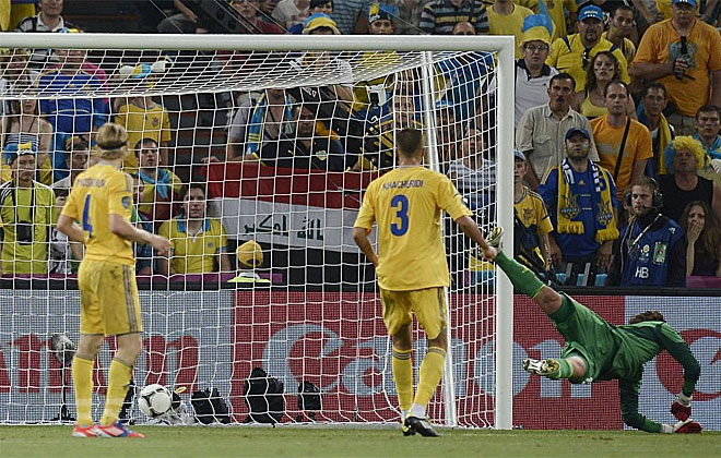 El portero ucraniano no puede evitar el tanto de Menez en su ensima ocasin. Es el 0-1.