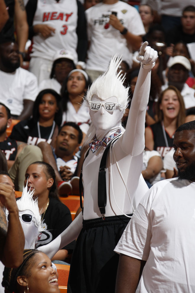 Un extrovertido seguidor de los Heat en Oklahoma City animando a su equipo en las Finales de la NBA contra los Thunder.