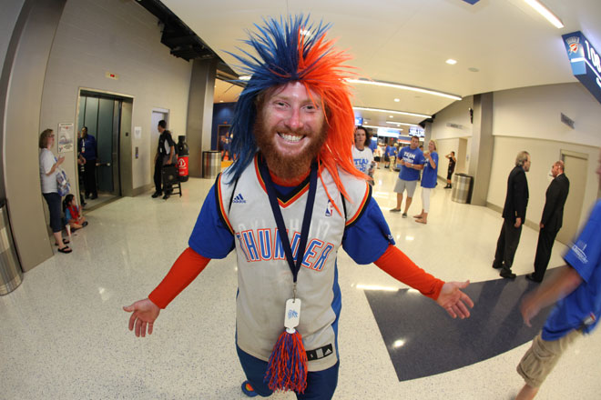 Un seguidor de los Thunder preparado para animar a su equipo durante las Finales de la NBA contra los Heat.
