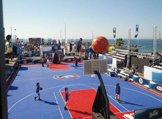 El NBA BBVA Tour ha desembarcado en el puerto deportivo de Barcelona en una fiesta que conjuga a la perfeccin aficin, alegra, diversin y baloncesto.