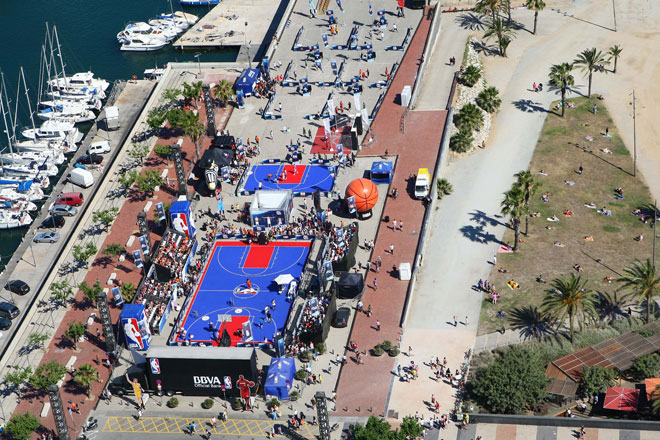 El NBA BBVA Tour ha desembarcado en el puerto deportivo de Barcelona en una fiesta que conjuga a la perfeccin aficin, alegra, diversin y baloncesto.