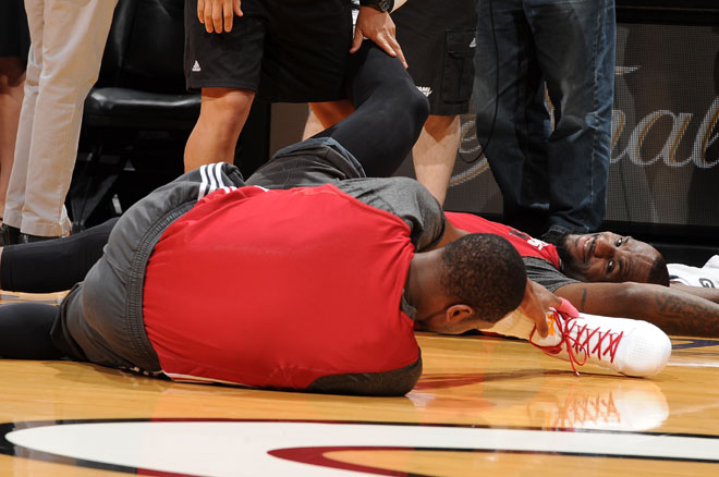 Dwyane Wade estirando en el entrenamiento previo al tercer partido de las Finales NBA entre Thunder y Heat.