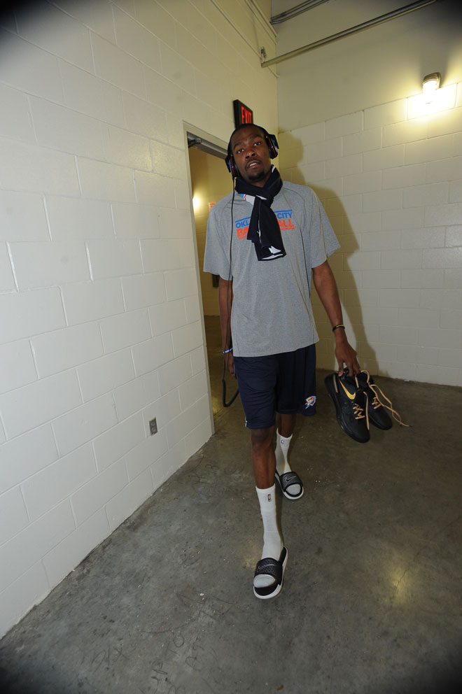 Kevin Durant camino del entrenamiento previo al tercer partido de las Finales de la NBA entre Heat y Thunder.