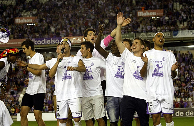 Los jugadores celebraron con su aficin al finalizar el partido el ascenso a Primera.