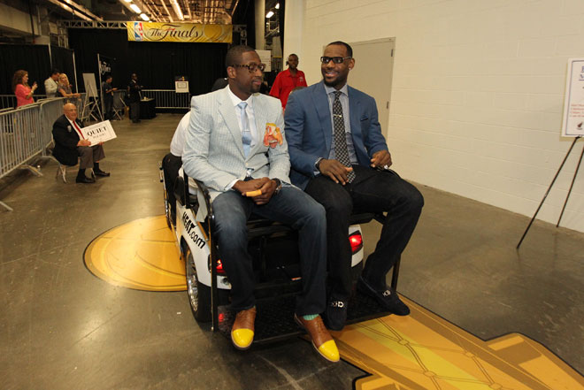 Dwyane Wade y LeBron James en un carrito en su llegada al pabelln para jugar el tercer partido de las Finales de la NBA entre Heat y Thunder.