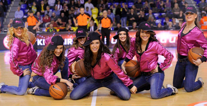 Las clebres Dream Cheers, las cheerleaders ms famosas y prestigiosas de Espaa, son las encargadas de animar el BBVA NBA 3X Tour que dar la vuelta a Espaa durante todo el verano.