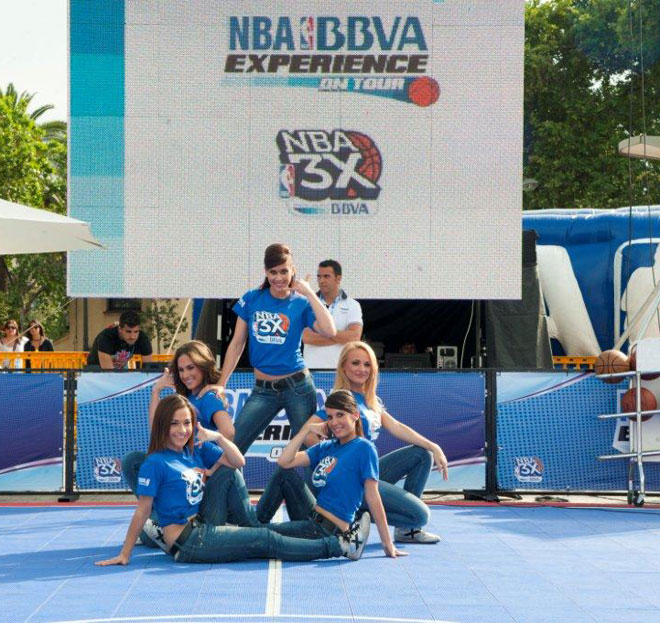 Las clebres Dream Cheers, las cheerleaders ms famosas y prestigiosas de Espaa, son las encargadas de animar el BBVA NBA 3X Tour que dar la vuelta a Espaa durante todo el verano