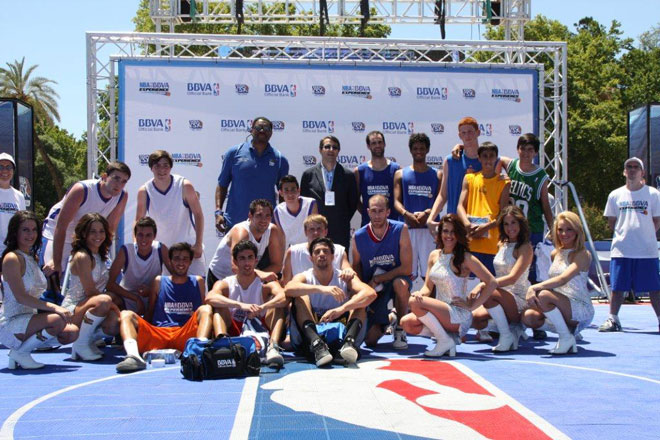Las clebres Dream Cheers, las cheerleaders ms famosas y prestigiosas de Espaa, son las encargadas de animar el BBVA NBA 3X Tour que dar la vuelta a Espaa durante todo el verano.